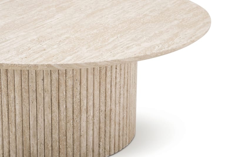 Kopparbo Runt Soffbord 85 cm med Travertinutseende, Ribbad Pelarfot och Tunn Bordsskiva - Beige - Möbler - Vardagsrum - Soffbord & vardagsrumsbord - Soffbord