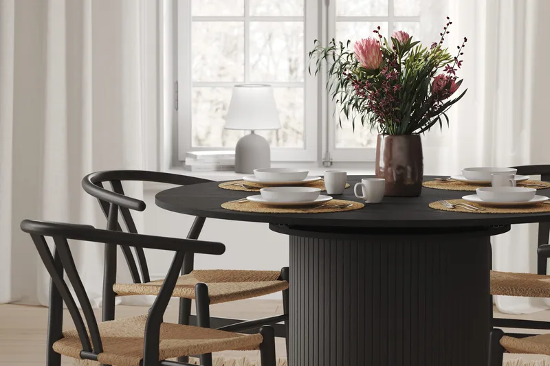Kopparbo Runt Matbord 130 cm Förlängningsbar med illäggsskiva - Svart Trä / Ribbad - Möbler - Matplats - Matbord & köksbord