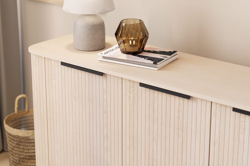 Kopparbo Ribbad Sideboard med Förvaring - Vitlaserad / Ljus Ek / Trä - Förvaring - Förvaringsmöbler - Skänkar & sideboards