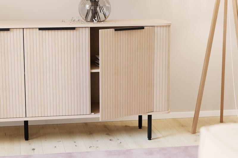 Kopparbo Ribbad Sideboard med Förvaring - Vitlaserad / Ljus Ek / Trä - Förvaring - Förvaringsmöbler - Skänkar & sideboards