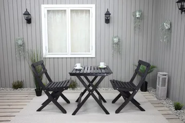 Wilma Caféset 65x65 cm + 2 Utestolar Grå/Vit - Baltic Garden - Utemöbler - Balkong - Balkongmöbler - Balkonggrupper