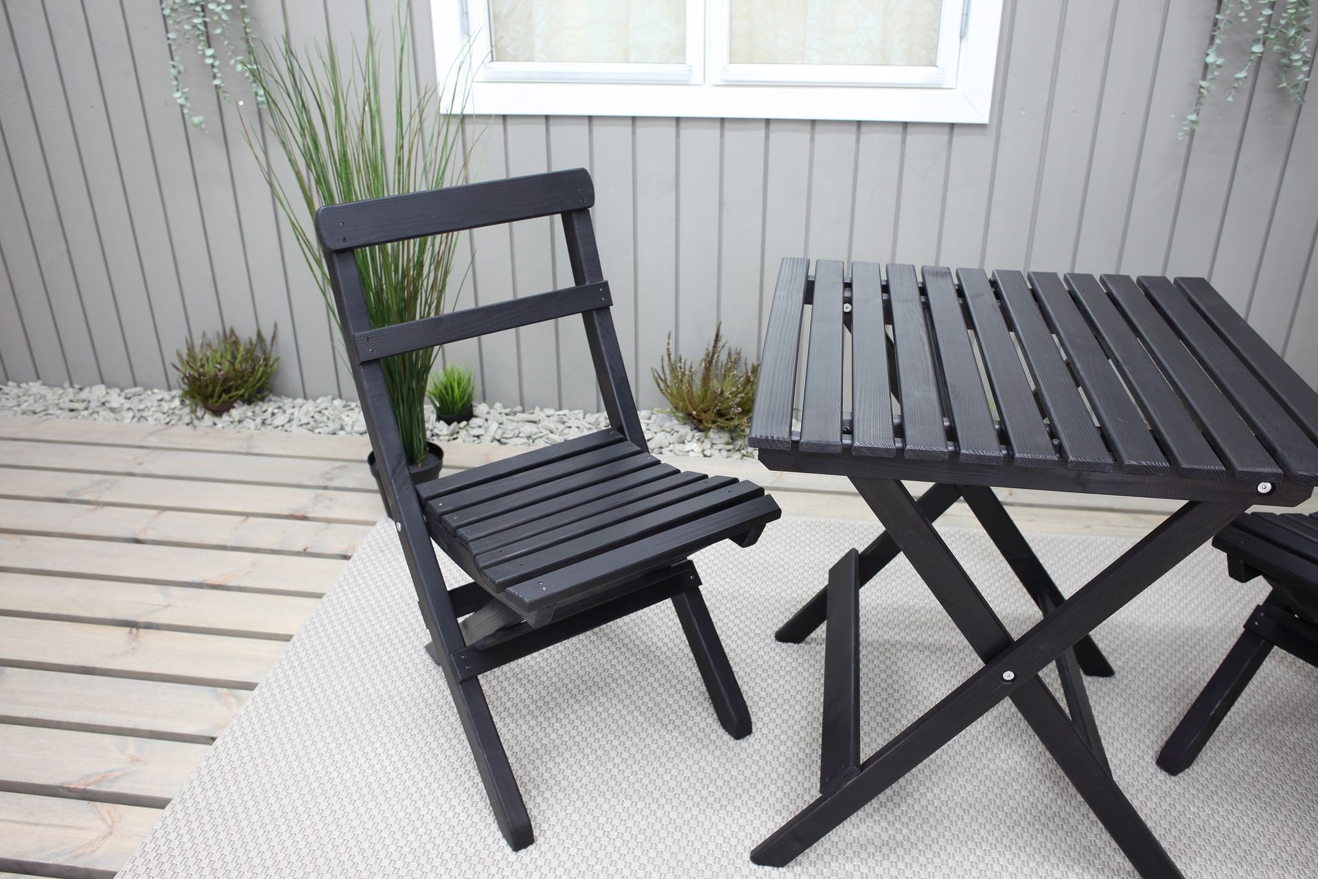 WILMA Caféset 65x65 cm + 2 Utestolar Grå/Vit - Baltic Garden - Utemöbler - Balkong - Balkongmöbler - Balkonggrupper