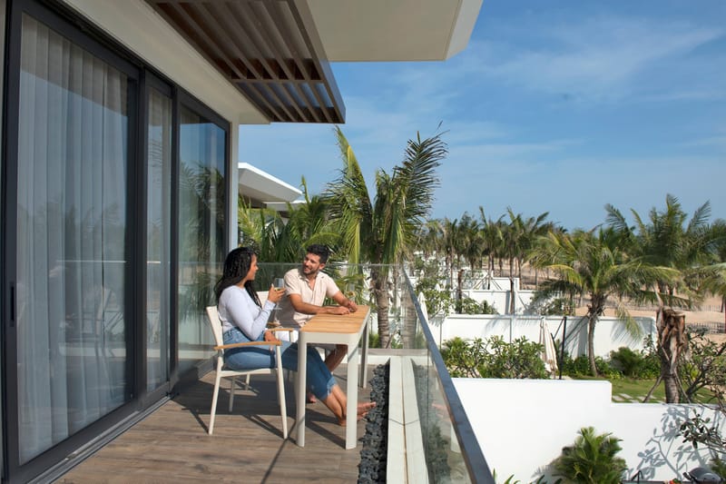 Utomhus balkongset Portals balkongbord + 2 carver carver-stolar - ljus ecru/korallsand - Utemöbler - Balkong - Balkongmöbler - Balkonggrupper