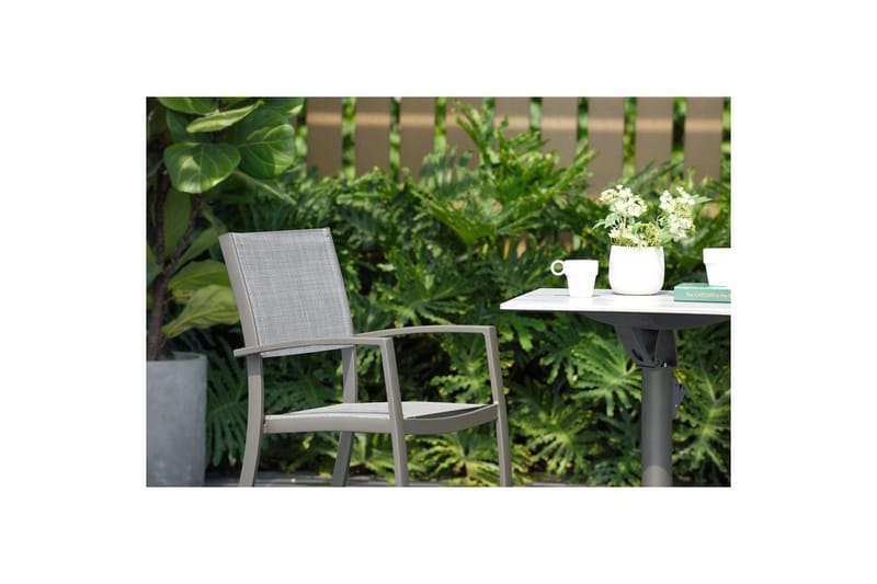 Utomhusmöbelgrupp Lifestyle Garden Solana bistro bord + 2 x stapelbarfotölj - Utemöbler - Balkong - Balkongmöbler - Balkonggrupper