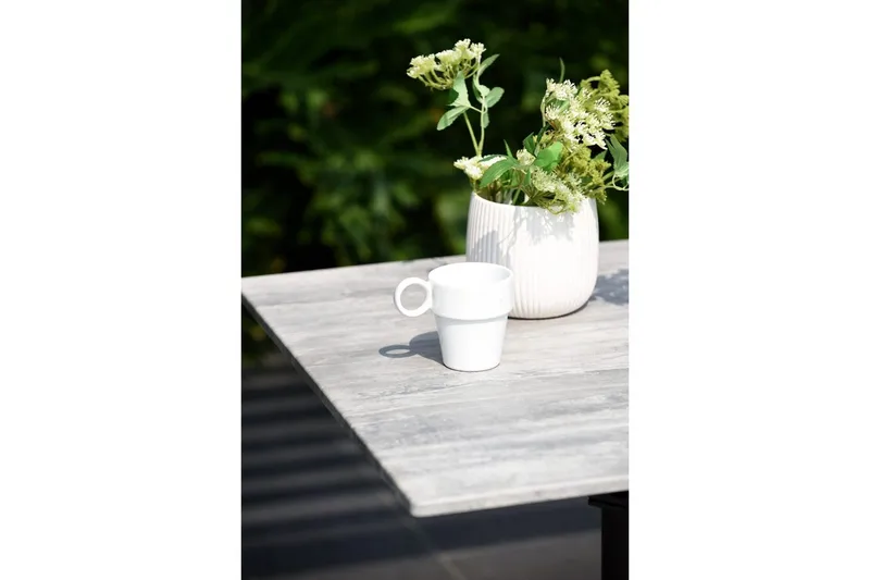 Utomhusmöbelgrupp Lifestyle Garden Solana bistro bord + 2 x stapelbarfotölj - Utemöbler - Balkong - Balkongmöbler - Balkonggrupper