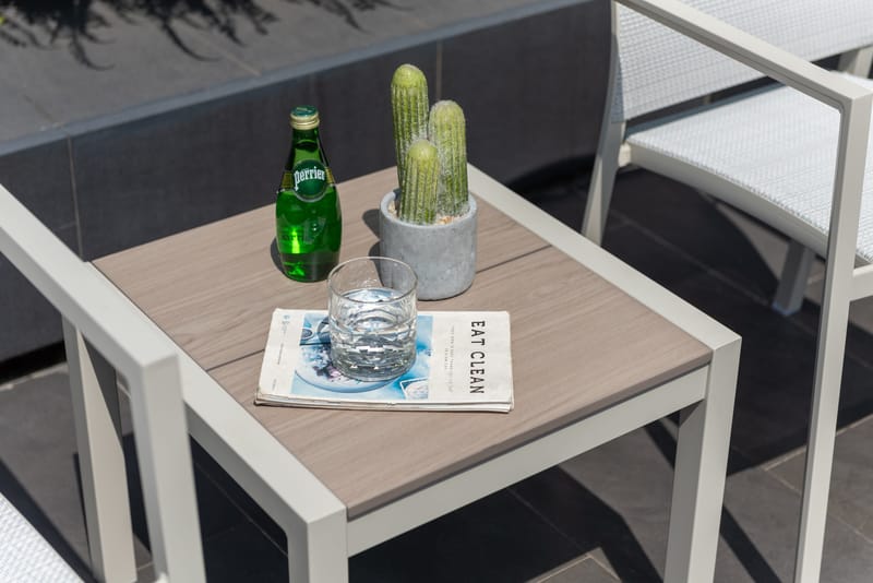 Utomhusset Urbanite sidobord 50 + 2 carverstolar - ljusgrå - Utemöbler - Balkong - Balkongmöbler - Balkonggrupper