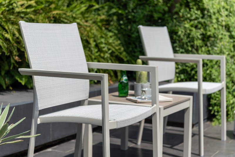 Utomhusset Urbanite sidobord 50 + 2 carverstolar - ljusgrå - Utemöbler - Balkong - Balkongmöbler - Balkonggrupper