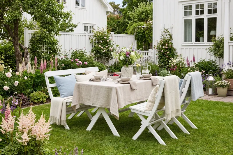 Landet Utomhus matgrupp 118x70x74 cm med soffa och 2 klappstolar - Vit - Utemöbler - Utegrupp - Matgrupper utomhus