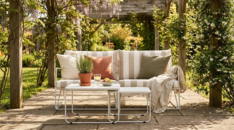 Usteryd 2 sits Loungesoffa med satsbord - Beige/Striped - Utemöbler - Utegrupp - Loungegrupp