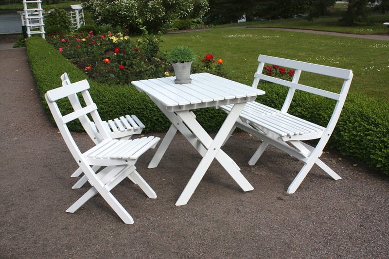 Larios Matgrupp Utomhus + 2 Ihoppfällbara Utestolar + Bänk Utomhus - Vit - Utemöbler - Utegrupp - Matgrupper utomhus