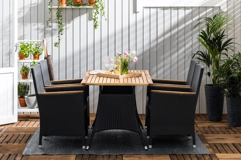 THOR Bord 140x90 Svart + 4 THOR LYX Fåtölj Teak - Utemöbler - Utegrupp - Matgrupper utomhus