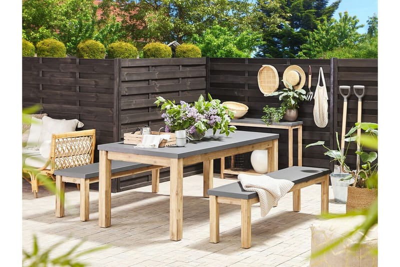 Trädgårdsmöbelset av Utebord och 2 Bänkar Utomhus grå OSTUNI - Grå - Utemöbler - Utegrupp - Matgrupper utomhus