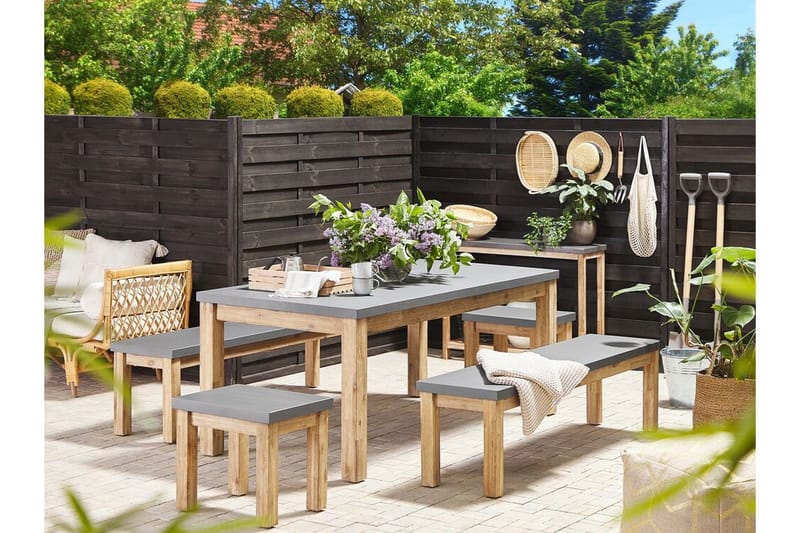 Trädgårdsset av Utebord 2 Bänkar Utomhus och 2 Utestolar OSTUNI - Grå - Utemöbler - Utegrupp - Matgrupper utomhus