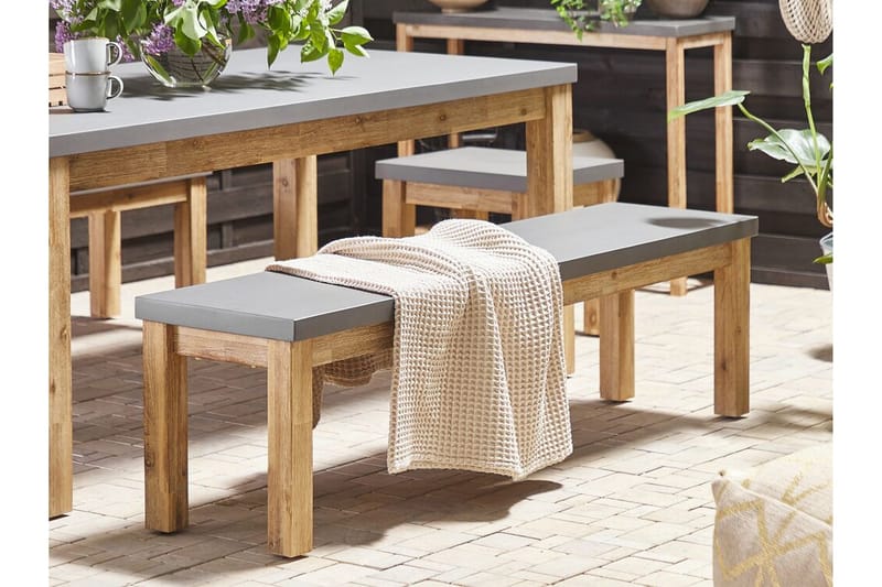 Trädgårdsset av Utebord 2 Bänkar Utomhus och 2 Utestolar OSTUNI - Grå - Utemöbler - Utegrupp - Matgrupper utomhus