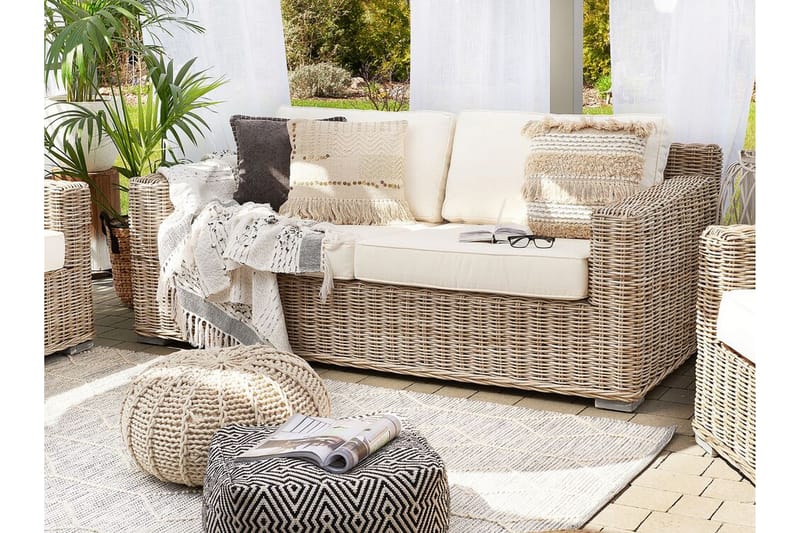 APRILIANA 2-sits Utesoffa Konstrotting/Ljusbrun - Utemöbler - Utesoffor & bänkar - Loungesoffa