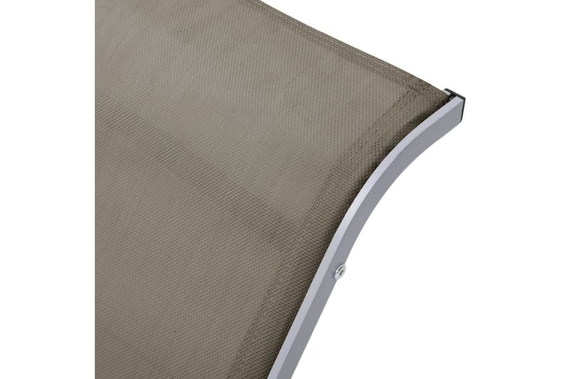 Solsängar 2 st med bord aluminium taupe - Brun - Utemöbler - Utestolar & fåtöljer - Solsängar & solvagnar