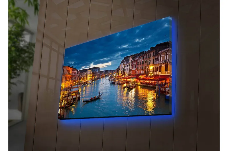 Canvastavla med LED-belysning 45x70 cm - Vacker vy över en kanal i Venedig med upplysta byggnader vid vattnet, Blå / Orange / Grön